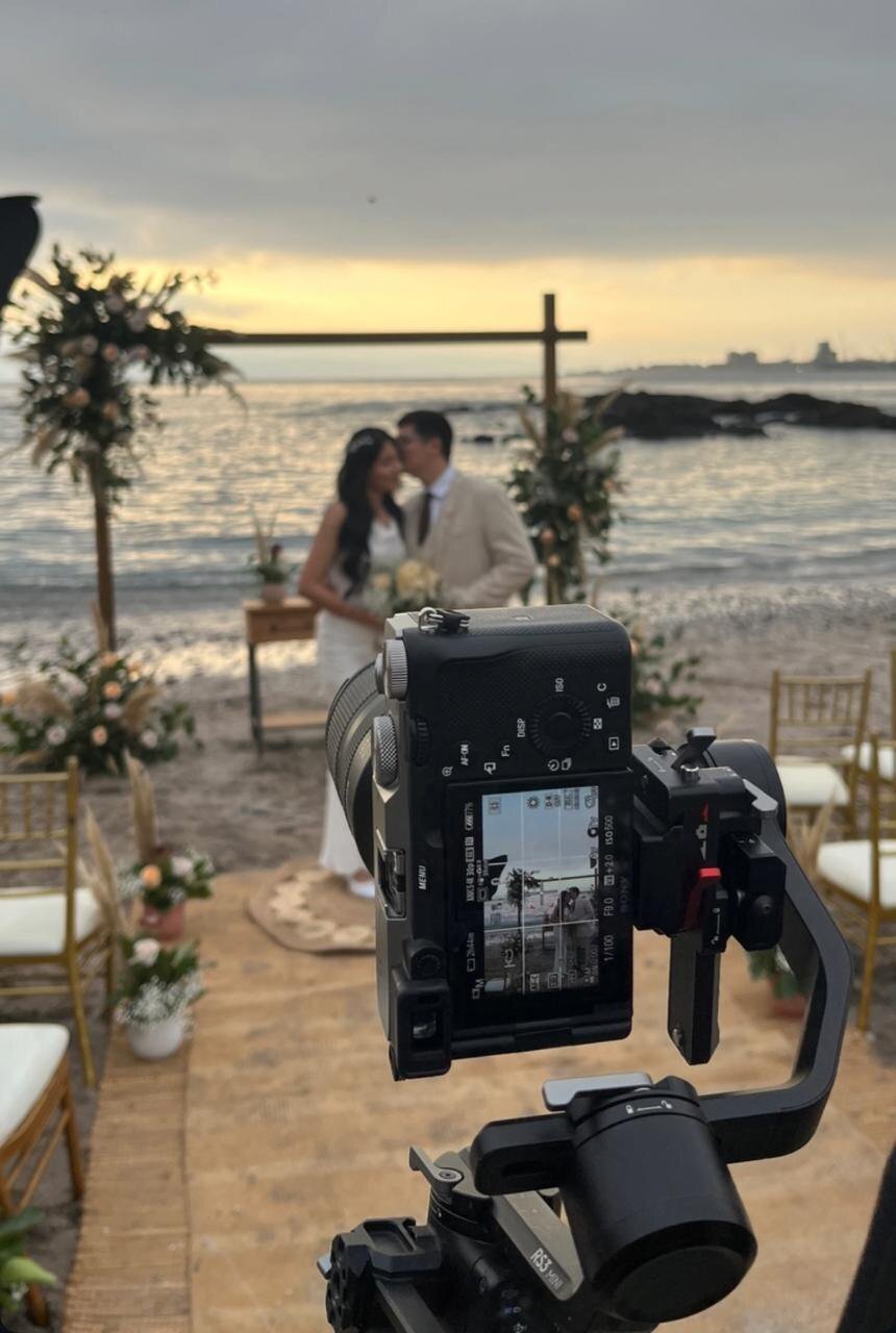 Cámara profesional grabando una ceremonia en la playa