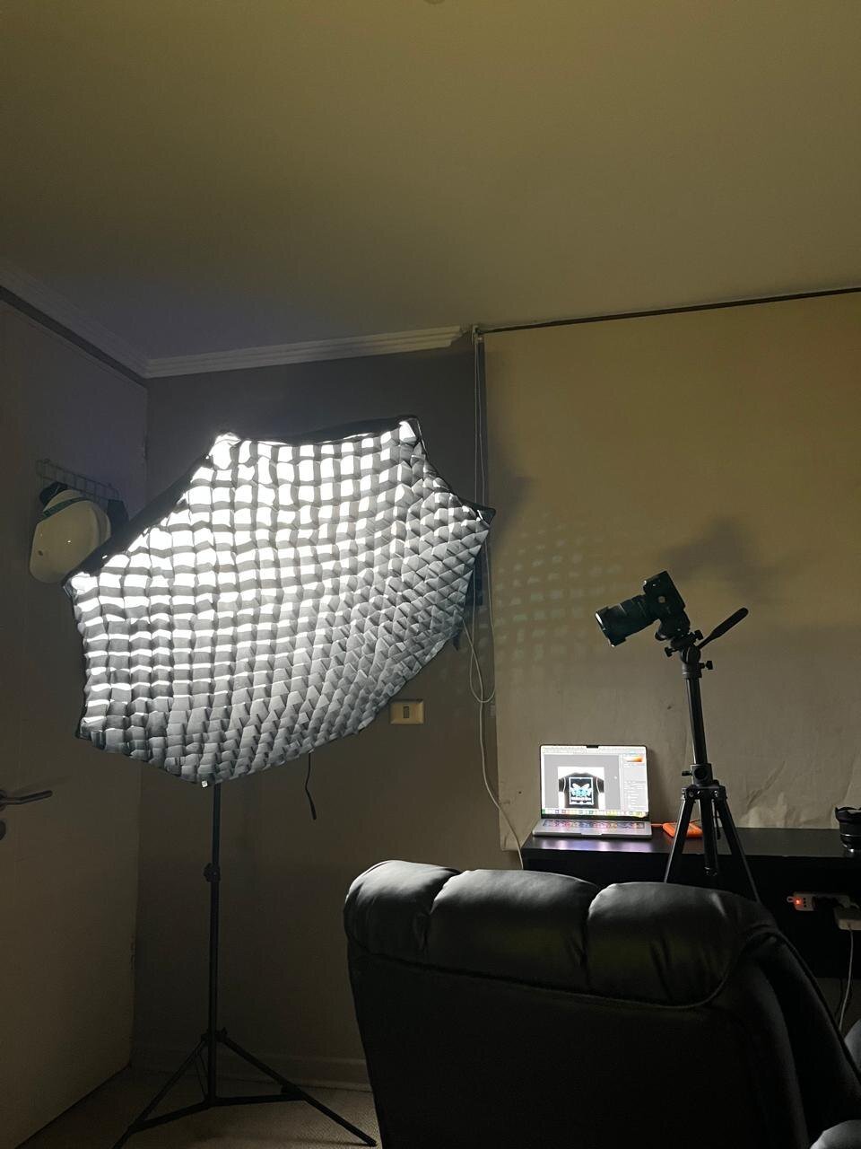Equipo de iluminación profesional en estudio